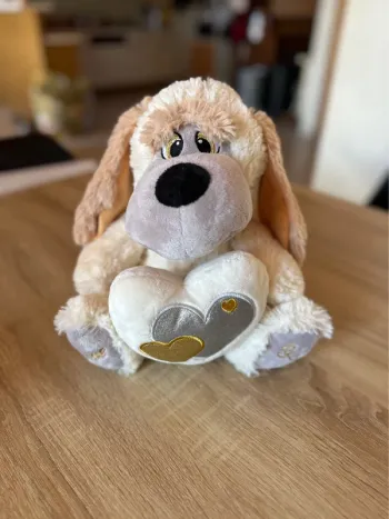 Peluche chien beige avec cœur – Très bon état