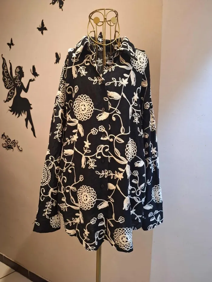 Chemise noire & broderie fleurie