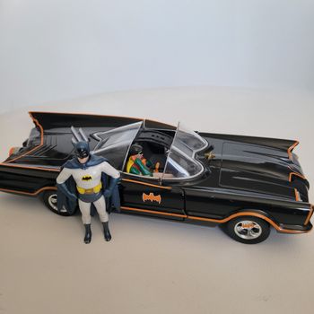 Batmobile  et 2 figurines