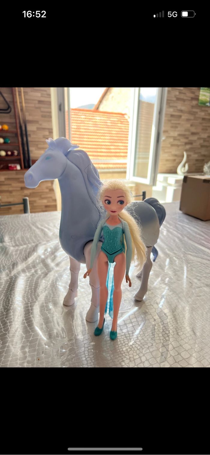 Barbie reine des neige et son cheval