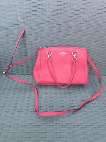 Sac à main avec bandoulière cuir rose Coach