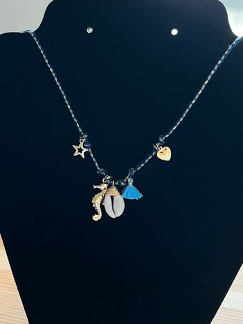 Collier cordon bleu et doré et pendentifs breloques