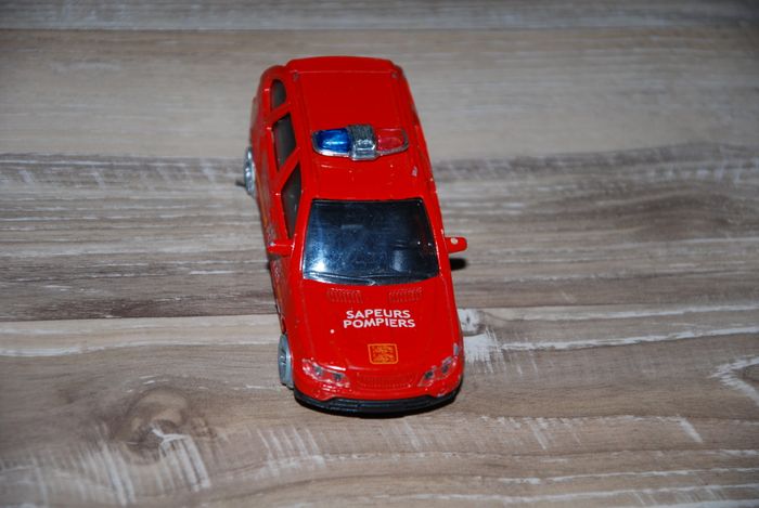 miniature vehicule voiture de sapeurs pompiers 1:72