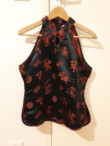 Haut satiné noir et rouge.