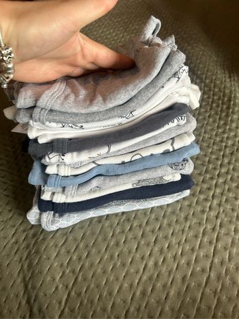 Lot 16 bodies manches courtes