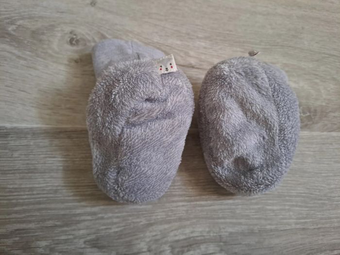Chaussons bébé polaire gris 3-6M - neufs - photo numéro 2