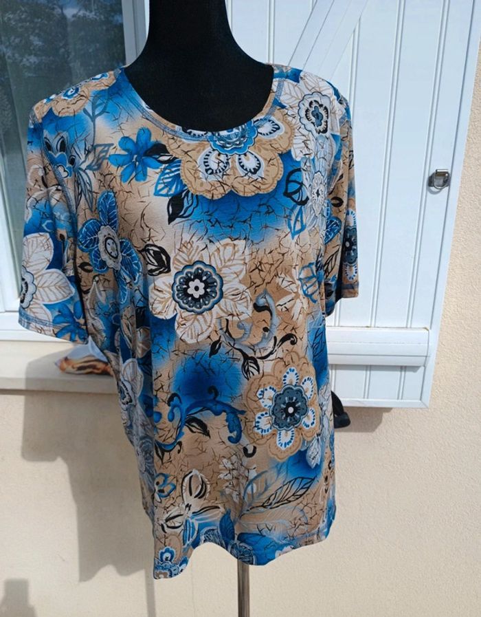 Tee-shirt fleuri - photo numéro 2