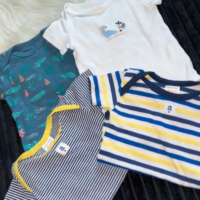 Lots de 4 bodys taille 6 mois - photo numéro 2