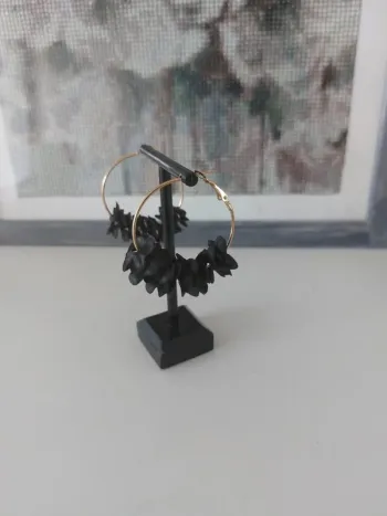 Boucles d'oreilles créoles fleurs tissu noire