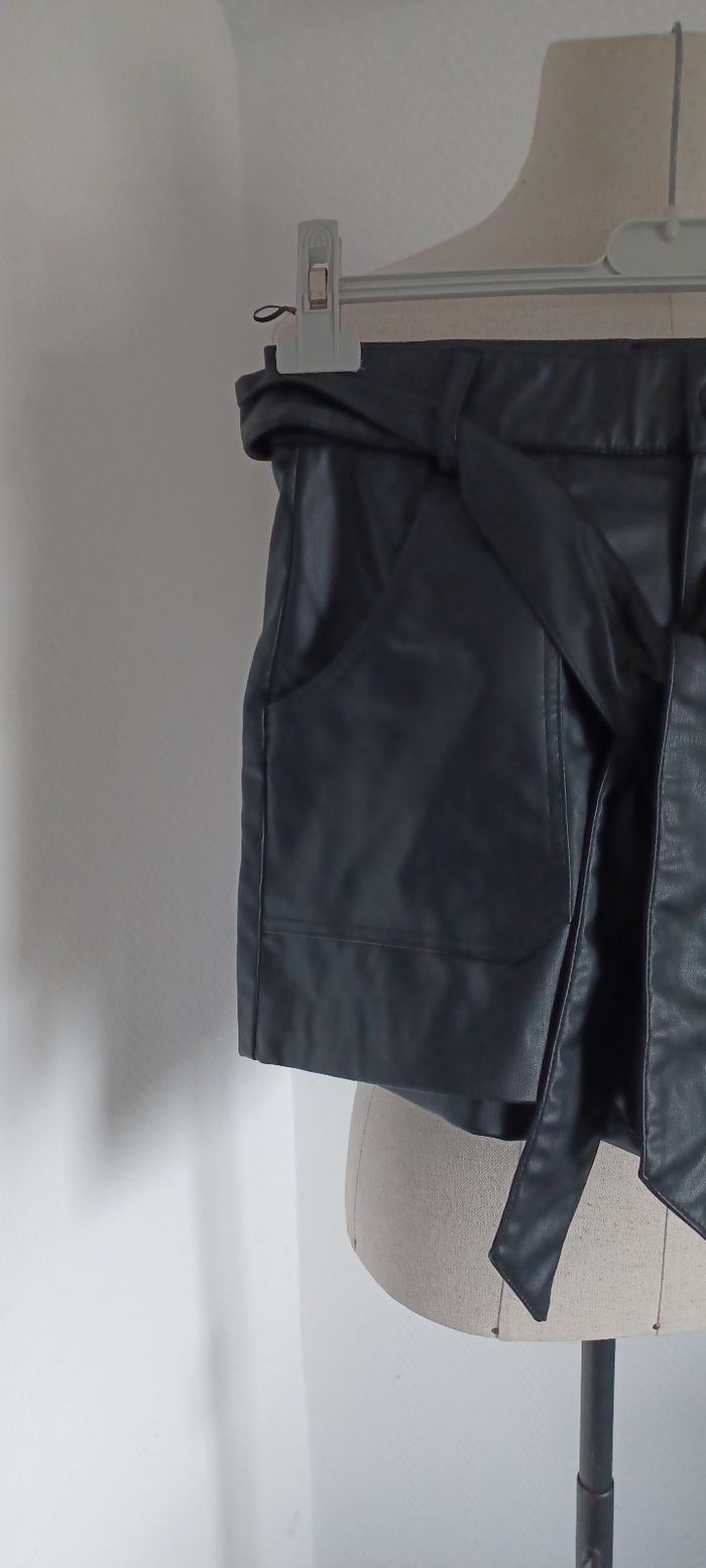 Très beau short simil cuir femme T 38 - photo numéro 2
