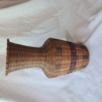 Vase en rotin osier roseau du Laos motifs vert et violet Hauteur 24 cm
