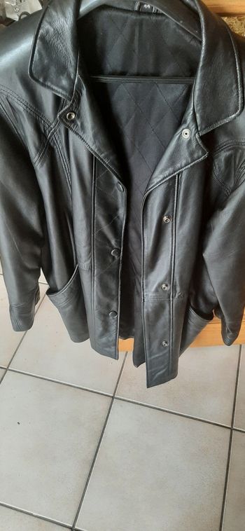 Veste synthétique très belle imitation cuir