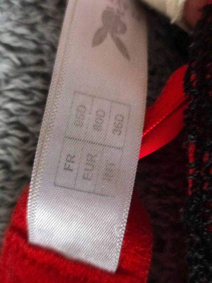 Soutien gorge rouge et noir playboy 95D - photo numéro 3