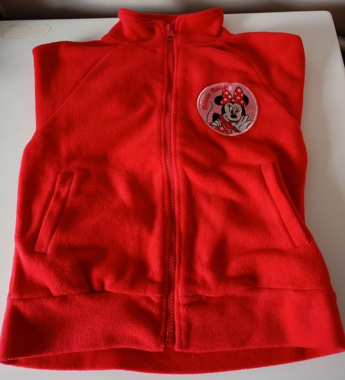 Gilet polaire rouge. 5 ans . Polyester. 2 poches et fermeture éclair métal.Disney Minnie. Très bon état - photo numéro 7
