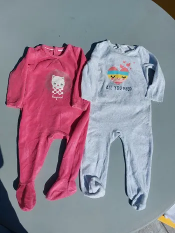 Lot 2 pyjamas grenouillères velours