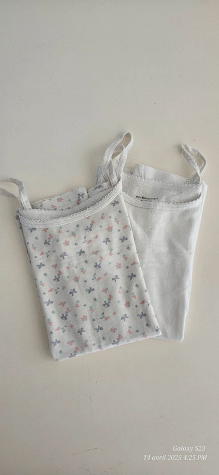 2 chemises de corps fines bretelles 8/10A