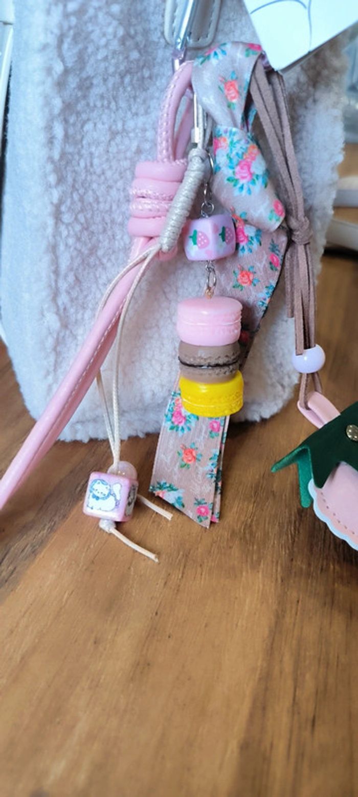 Grigri de sac porte clés fraise macaron rose - photo numéro 4