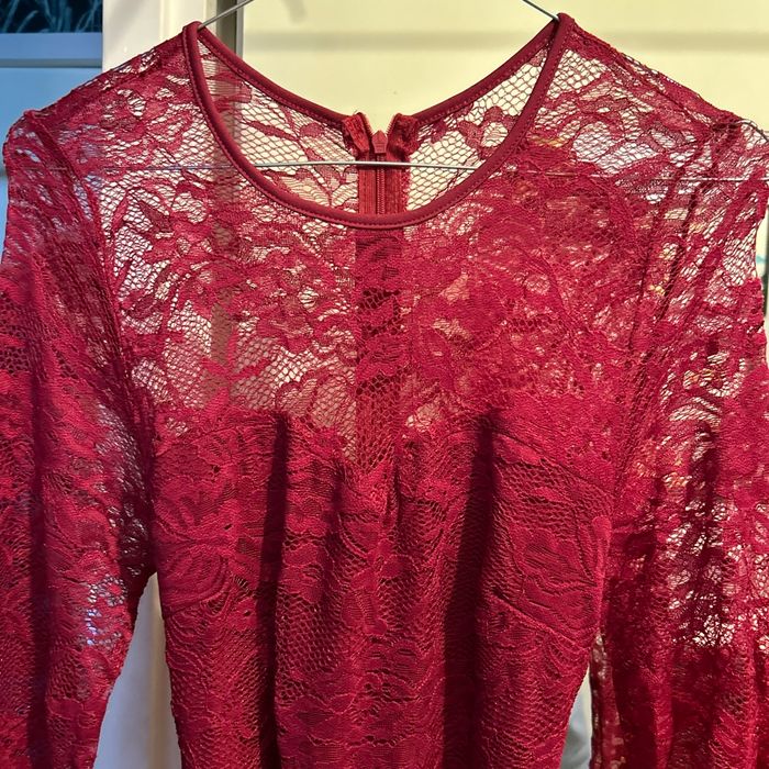 Combinaison  avec dentelle au décolleté et manche dentelle rouge bordeaux - photo numéro 3
