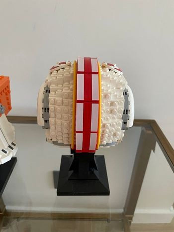 Lego Star Wars 75327 Le casque Red Five de Luke Skywalker - photo numéro 3