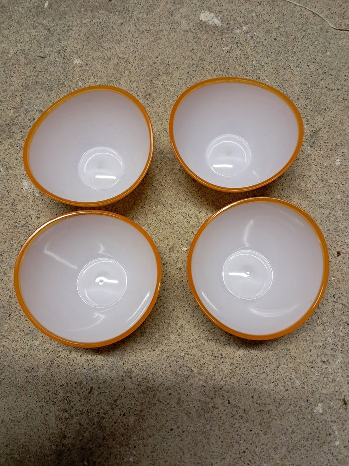 Bols  en plastique jaune et blanc