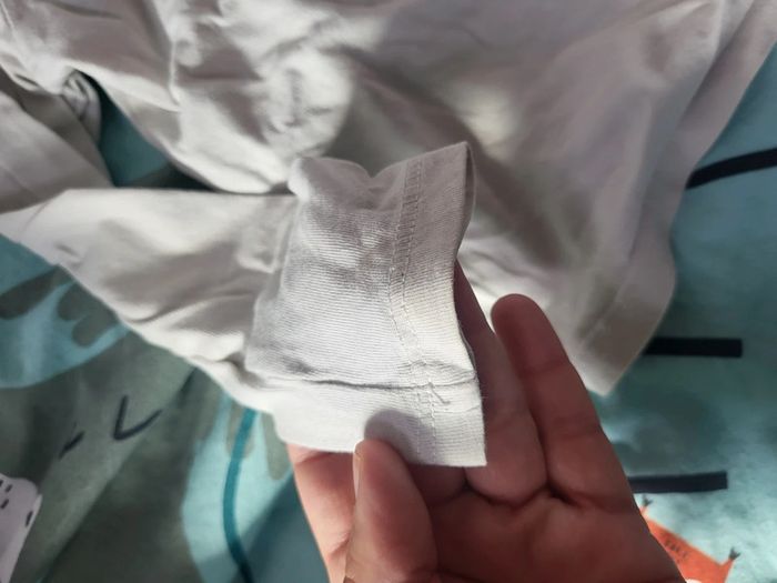 T shirt, un peu marqué au manche devrait partir - photo numéro 2