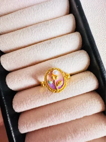 Bague artisanale vietnamienne en or libre – Fleur sur nacre violette