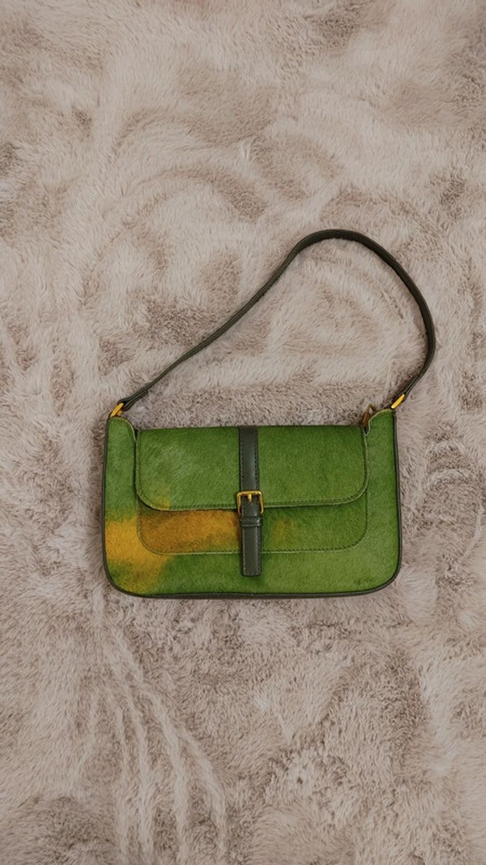 Sac baguette en cuir crin de cheval couleur vert et jaune porter épaule