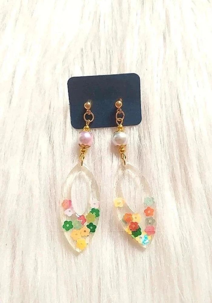 🌺 Boucles d'oreilles pendantes en résine avec petites fleurs incrustées
