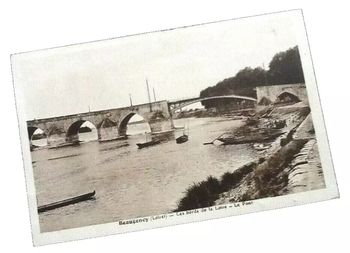 Carte postale ancienne Beaugency (Loiret) Les bords de la Loire, le pont
