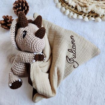 Doudou câlin lange Hector le Dinosaure Triceratops en crochet fait main cadeau de naissance anniversaire personnalisable