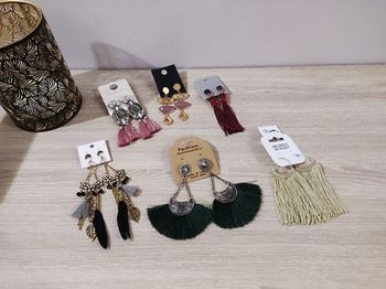 Lot de 6 boucles d'oreille avec strass, pompons, plumes etc, TBE jamais mises!