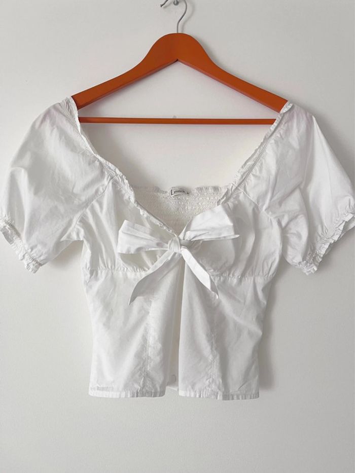 Magnifique crop top blanc en coton à nouer avec un gros noeud sur le devant