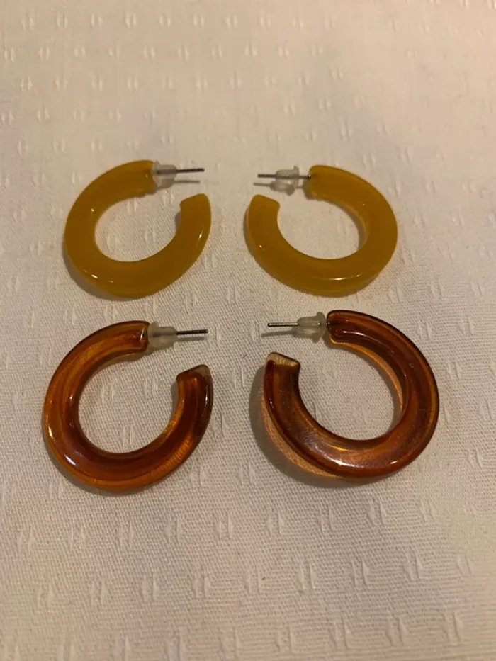 2 paires de boucles d’oreilles en résine