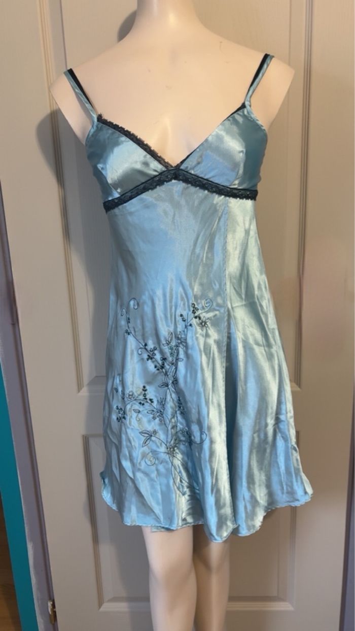 💙 Nuisette satin Etam bleu ciel – Taille 36 ✨