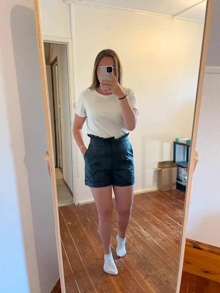 Short en cuir noir