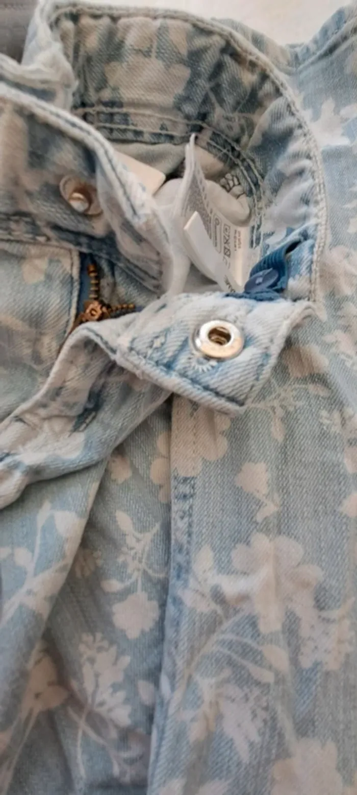 Jeans slim H&M - bleu motif fleurs blanches - taille 122cm 6-7 ans - coton - photo numéro 6
