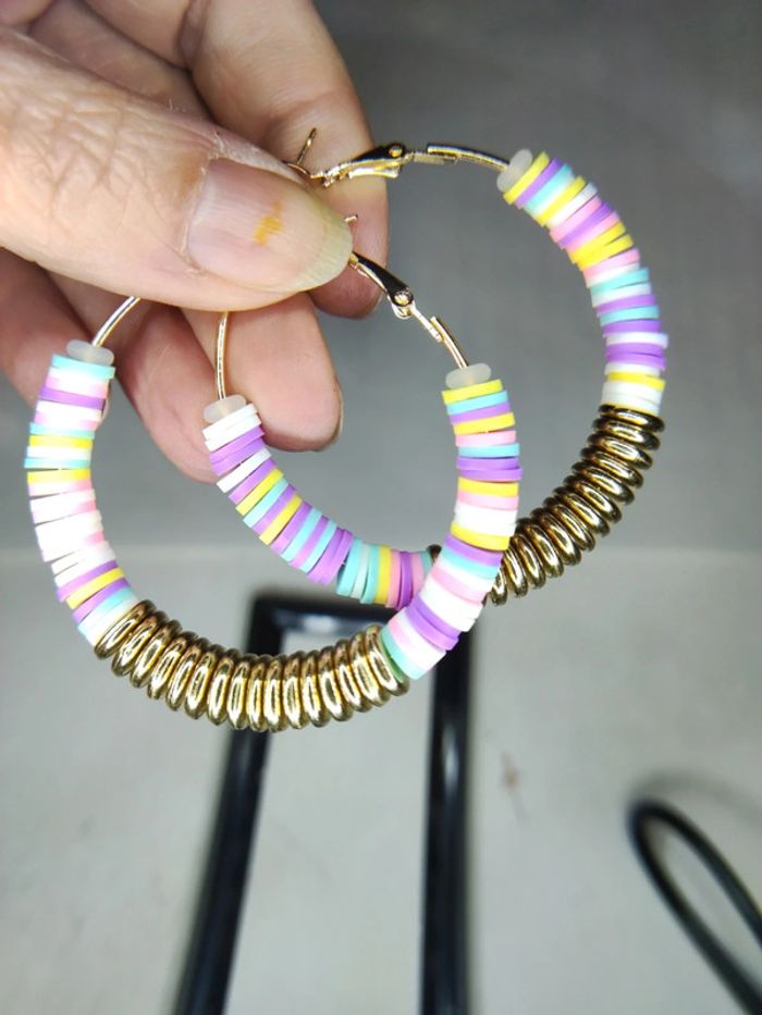 Boucles d'oreilles créoles multicolore - photo numéro 1