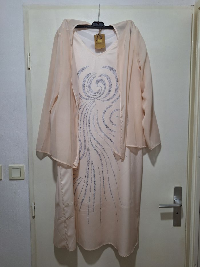 Veste simili couleur saumon T 48 . 10 € . Chemisier effet léopard 5€ .  Tunique léopard     T 48 ,5€ . Ensemble  robe    voile et surchemise  ( neuf  jamais porté  )  couleur saumon   T 48/50   robe doublée 10 €  l' ensemble .  Pantalon voile  n - photo numéro 4