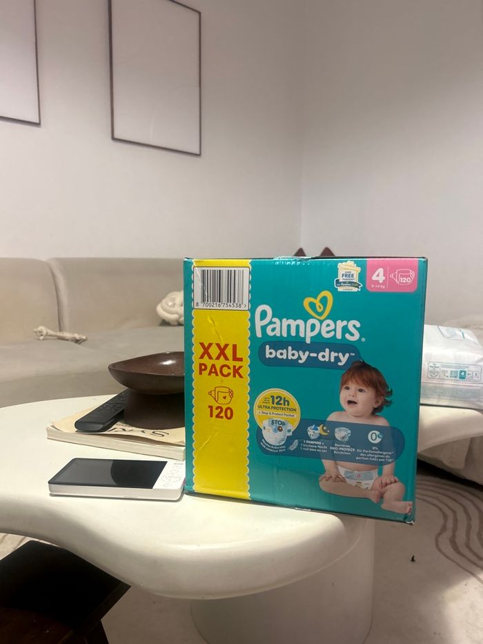 Carton couches taille 4 Pampers neuf - photo numéro 2