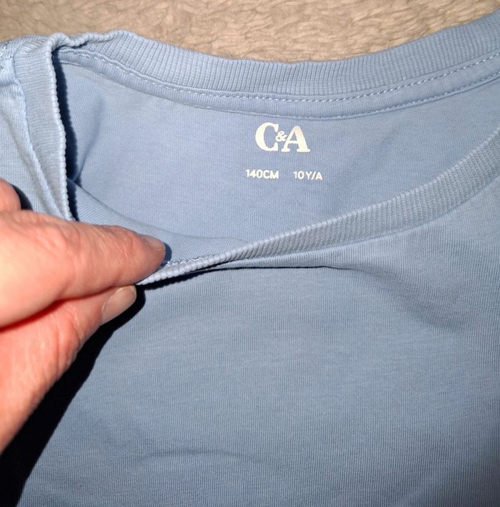 T shirt bleu uni avec un coeur brodé 10 ans c&a - photo numéro 3