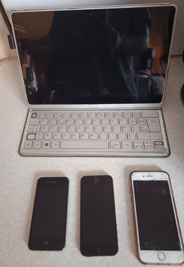 lot de 4 appareils dont 1 tablette acer Windows avec 3 iphones (4,5s et 6s)
