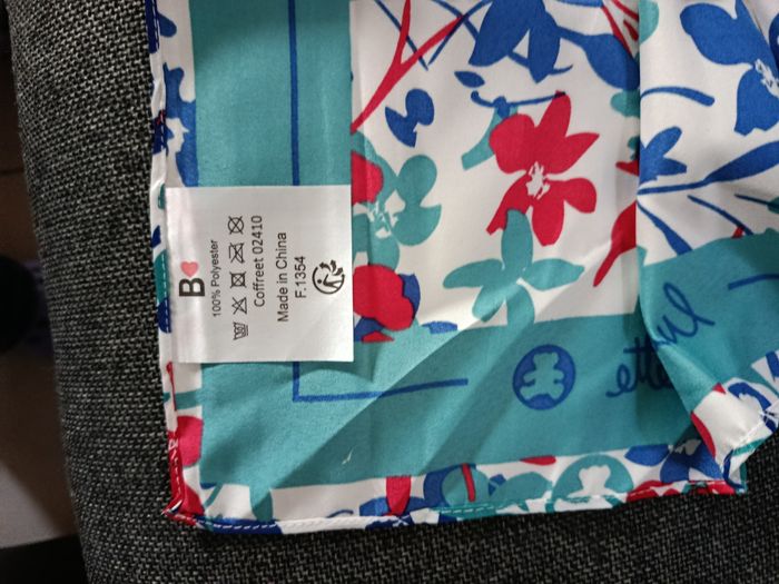 A saisir, NEUF , magnifique foulard " lulu castagnette" ( bien lire merci) - photo numéro 4