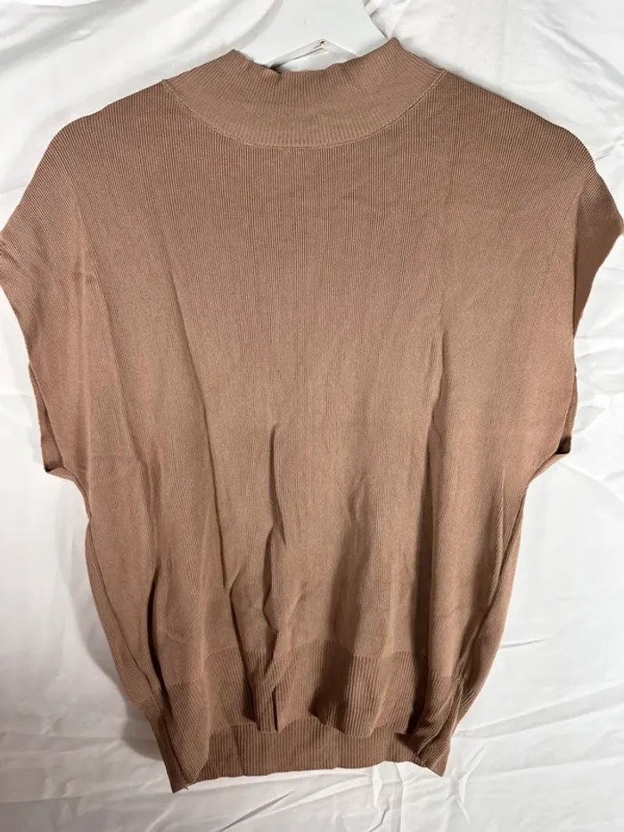 Haut élégant YesStyle – Marron intemporel pour un look raffiné et moderne