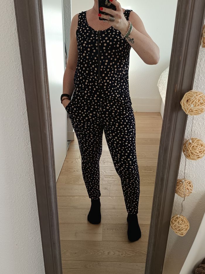 Combi-pantalon pratiquement neuve, portée 2 fois, bleu à pois beige, 2 poches, élastique à hauteur de la ceinture, fermeture éclair devant. De la marque Wappa Wappa, de taille S. - photo numéro 2