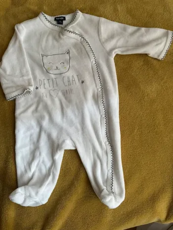 Pyjamas velours blanc  Motif petit chat  Taille 3 mois