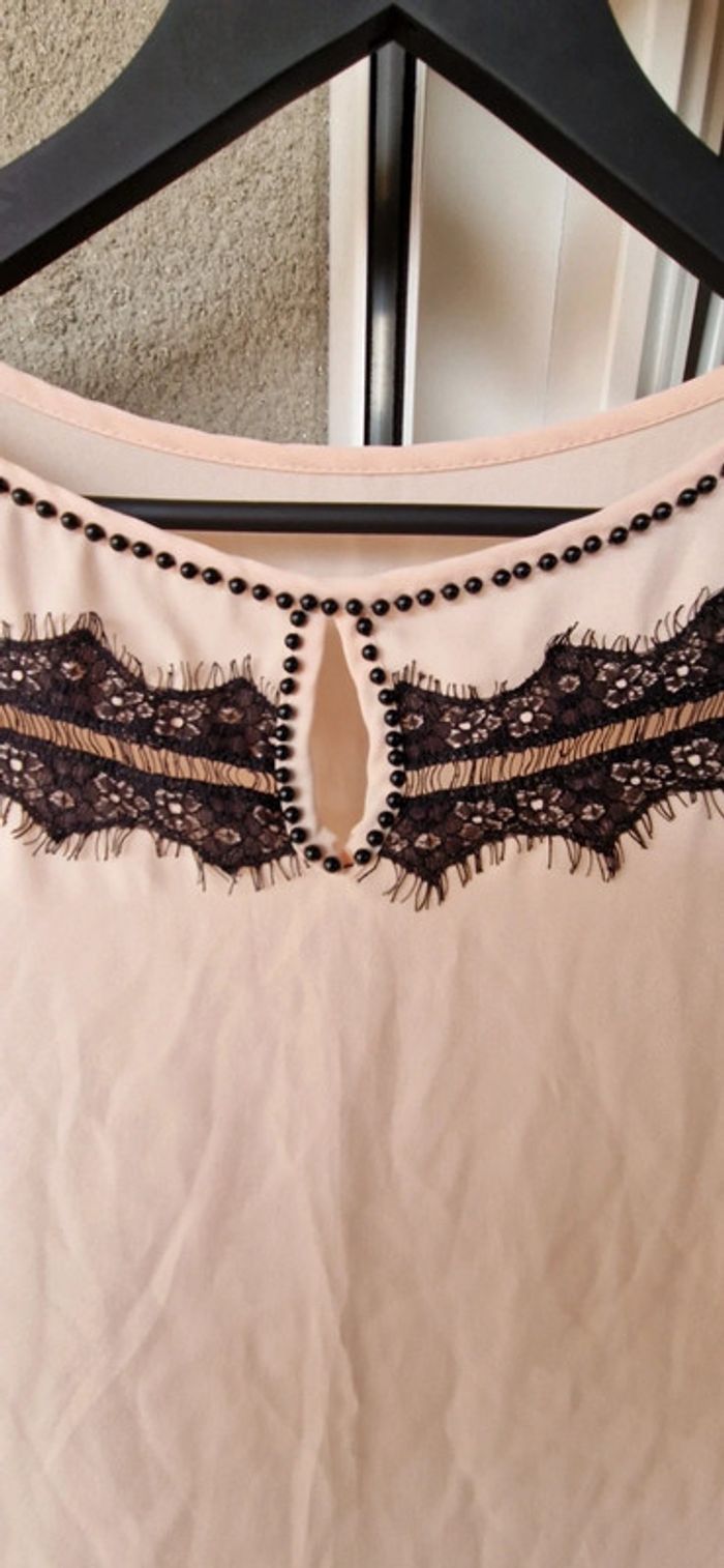 Joli haut d'été rose pâle manches mi longues broderies en dentelle noir taille 42 - photo numéro 3