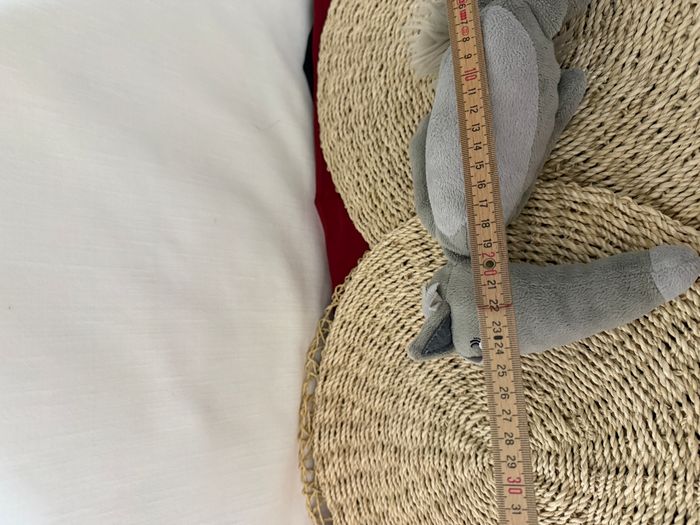 Peluche Louve Gris Clair Noeud Rouge AUZOU 25 cm - photo numéro 4