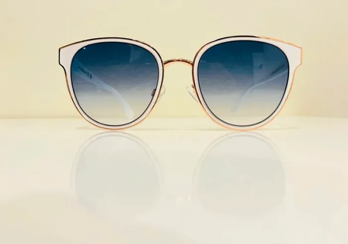 Lunette de soleil femme blanche et dorée verres bleus dégradés UV protection catégorie 2 - photo numéro 2