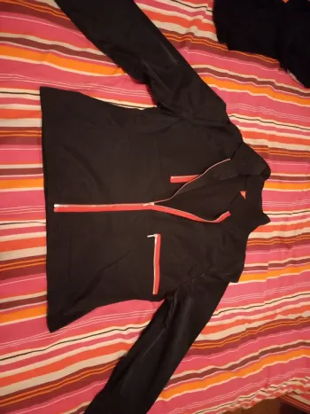 Veste noire stylée avec détails rouges – tendance & pratique !