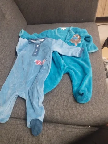2 pyjamas 68cm